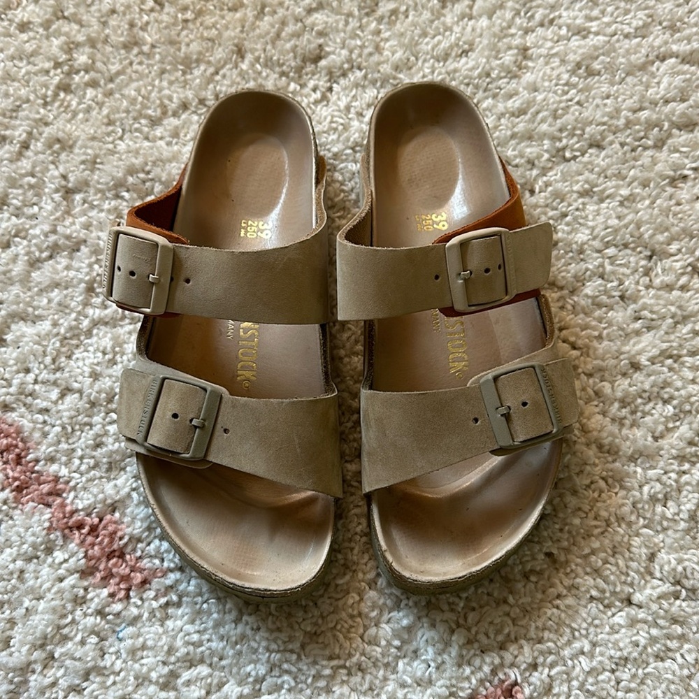 Birkenstock Arizona multi-color slides. Size: 39. Color: beige, khaki, rust.